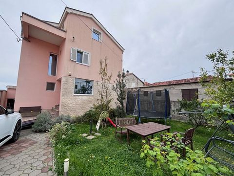 Location: Zadarska županija, Zadar, Smiljevac. ZADAR, SMILJEVAC - Ein geräumiges renoviertes Haus mit Garage steht im Stadtteil Smiljevac in Zadar zum Verkauf. Das Gebäude mit einer Gesamtwohnfläche von 478,80 m2 wurde auf einem Grundstück von 481 m2...