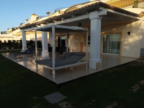 Ground Floor Apartment, San Roque, Costa del Sol. 2 Bedrooms, 2 Bathrooms, Built 180 m², Terrace 45 m². Setting : Frontline Golf, Close To Sea, Urbanisation. Condition : Excellent. Pool : Communal. Climate Control : Air Conditioning, Hot A/C. Views :...