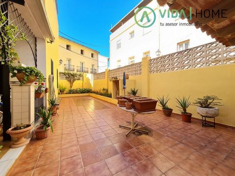 ! chance.Village house with access to two streets in the old town of Villalonga, a town in the Valencian community at the foot of the mountain and near the sea..The house has 5 bedrooms, two bathrooms, a kitchen with a small storage room and direct a...