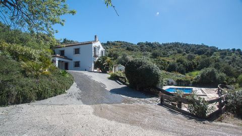 Very private finca with beautiful views of the mountains of Gaucin, located 35 minutes by car from the Costa del Sol and 60 minutes from Marbella. At the entrace of the finca there is a parking for several cars, next to the house there is a very nice...