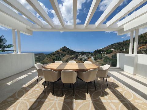 Luxurious penthouse in Marbella with sea and mountain views Descripción This luxurious penthouse with a total built area of 177 m2 is located in Palo Alto, very bright and has stunning views towards the sea and mountains and offers high privacy. This...