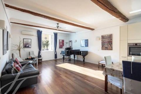 Located just a stone's throw from the mythical Promenade des Anglais, in a well-maintained building (former convent) from the beginning of the century, this beautiful, sunny flat in perfect condition with a surface area of 147 sqm is composed of: ent...