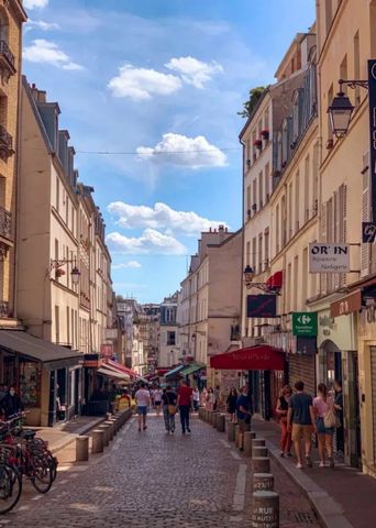 2 Rooms Rue Mouffetard, Paris 5ème - A jewel in the heart of the Latin Quarter We are delighted to present a rare gem located in the vibrant 5th arrondissement of Paris, on the legendary rue Mouffetard. This 2-room flat, nestled on the 1st floor of a...