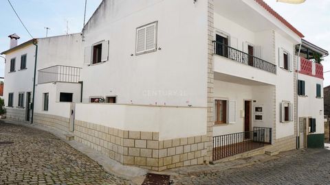 5 bedroom house for sale in the center of Ladoeiro, with garage included. Appropriete house comprising ground floor with lounge, 2 bedrooms and toilet, 1st floor with hall, lounge, bathroom and 3 bedrooms, with an annexe that serves as a kitchen with...