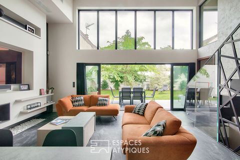 It is in Maisons-Alfort, a captivating and sunny town on the outskirts of Paris, that this contemporary loft and its garden are located. In the heart of one of the most sought-after streets of the 