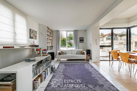 Nestled on the heights of Arcueil, close to the town centre and enjoying a magnificent view of the Vannes aqueduct, this architect-designed house totals approximately 132m2 on the ground (113.14m2 of living space) and has multiple exteriors. From the...
