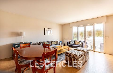 Ideally located a few steps from the Seine and ten minutes by foot from the train station, this last floor double aspect duplex of 105 m² feels like a house perched on high. The lower floor boasts a large light filled living room with a view of the r...
