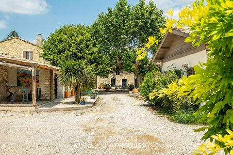 Located in the town of Saint-Remy-de-Provence, this 17th century stone farmhouse has a surface area of 410m2 with a garden of 2500m2. This bastide steeped in history is a family living space resulting from a contemporary rewriting and relies on mater...