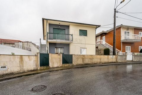 Description Renovated 3 bedroom villa in Fafe This recently renovated villa in Fafe represents the perfect fusion of modern comfort, strategic location and energy efficiency. With a clever layout, the ground floor offers 2 cozy bedrooms, a full bathr...