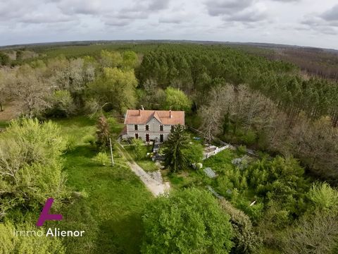 Come and discover in exclusivity this beautiful building of about 290 m2 to be completely rehabilitated in the town of Louchats, 40 minutes from Bordeaux. It currently consists of 11 rooms. This house will charm you with its multiple layout possibili...
