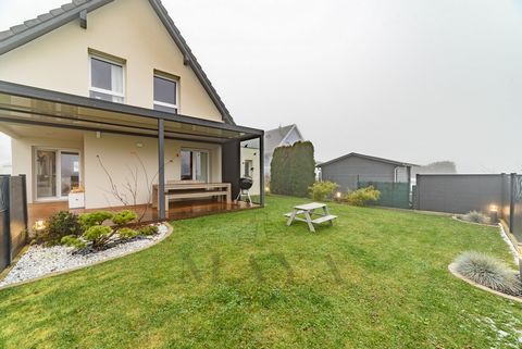 Detached house built in 2007 by Maison EDEN, without ANY work to be done!! COUP DE COEUR for the quiet environment, close to the fields and the bike path. On the ground floor, an entrance hall with storage cupboards and toilet, a living space of 50m2...