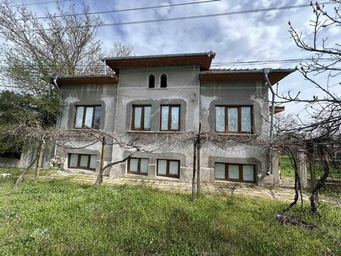 La inmobiliaria 'Address' ofrece una casa en el pueblo de Debovo, a 34 km de la ciudad de Debovo. Pleven y a 19 km de Plovdiv. Nikopol. La casa tiene una superficie de 70 metros cuadrados y el patio es de 1680 metros cuadrados. La propiedad también t...