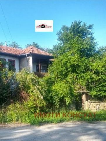 Property Consult oferuje na sprzedaż dwupiętrowy dom w Gostitsa. Wieś Goslilitsa znajduje się około 17 km na wschód od miasta Sevlievo, 38 km od miasta Sevlievo. Wielkie Tyrnowo i 18 km od miasta Wielkie Tyrnowo. Gabrowo. Znajduje się na rozlanym wzn...