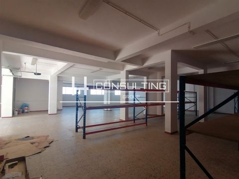 Warehouse located in Póvoa Sta. Iria, with 437m2. Description: - Open Space - 2 Offices - Wc Area: - Calm - Housing - Easy access Access: - 5 minutes from the A1 - 2 minutes from the N10 Profitability: - Possible Profitability - At the moment it is r...