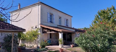 EXCLUSIVE TO BEAUX VILLAGES! 1h30 from Bordeaux airport and less than 10 min from the TGV train station, magnificent Charentaise house typical of the region. Located in a highly sought-after neighborhood close to the charming town of Angoulême, with ...