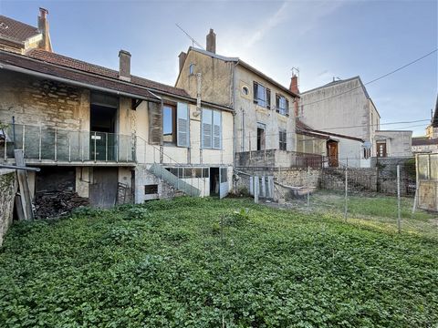 Real estate complex located in the village of AIGNAY LE DUC, town with all amenities, schools and community life close to Dijon ((50km). 19th century houses with two entrances without heating, to be completely renovated. A first house of 95 m2 compri...