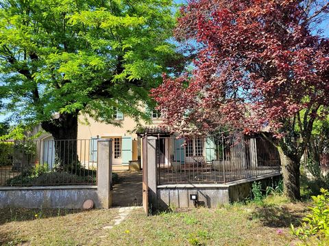 In a village near Suze la Rousse charming house SH:99 m2, with large garage and swimming pool. Enclosed garden of 1055m2. The house consists of an entrance hall with central staircase. On either side, the kitchen and the living room with insert firep...