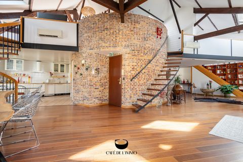 A property that stands out from the rest for its unique lifestyle. This is what the Café de l'immo offers you, by presenting you this pretty loft surprising by its character and its volumes. We fell in love with the 100 m2 main room: the place has be...