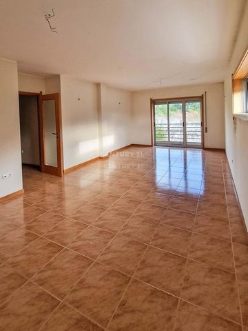 2 bedroom apartment with an area of 118 square meters, located in Valbom, Gondomar, Porto district. Characteristics Living Room with balcony Kitchen 2 Bedrooms with wardrobes WC Garage Pantry Area of 118m2 Accesses Commerce Services Schools Public tr...