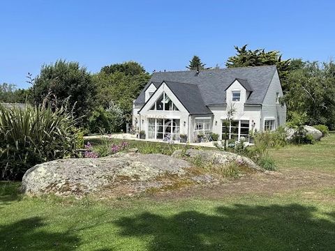 Demeures du littoral offers you this wooden frame house 500 meters from the sea, the GR34 coastal path and four beaches. Nordic and Breton inspired on a vast wooded plot of 3660 m², with swimming pool and enclosed by a wooden fence. Two private acces...