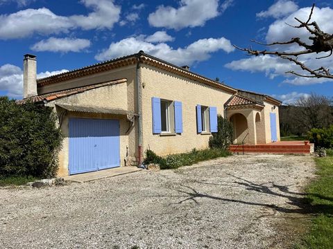Charming Family Home with Unobstructed Bucolic View in Gargas, Near Gordes Village of Character. Discover this charming 125 sqm house, accompanied by a 22 sqm garage. Nestled in a quiet hamlet in the village of Gargas, this property offers an ideal l...