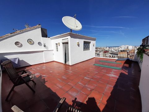 Respecting the original character of this town house less than 5 minutes walk from the main promenade of Oliva we find this magnificent and beautiful town house, with a large terrace unobstructed views of the sea with storage area, entering you will ...