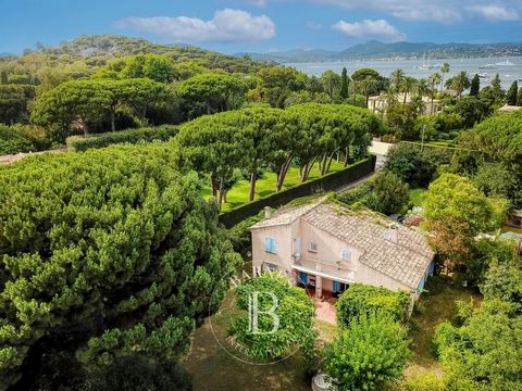 Situated just a few minutes' walk from the Canoubiers beach and a few minutes from the village of Saint-Tropez, this charming 150 m² house to renovate is set in 2000 m² of land. On two levels, it comprises an entrance hall, large living room, kitchen...