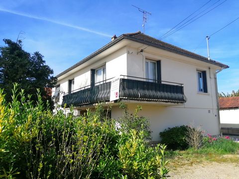 NEW NEAR LOUHANS IN SORNAY House from 1960, quiet area, composed FLOOR equipped kitchen, living room, 3 bedrooms, bathroom, toilet Ground floor garage, 1 bedroom, summer kitchen, heat pump heating, toilet, other room, all on one land of 469m2 near sc...