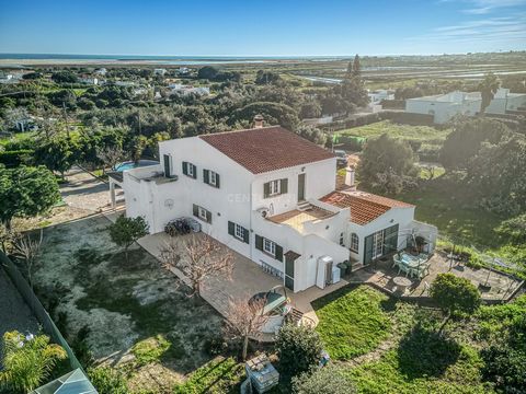 This incredible house, located in Luz de Tavira, offers a total of 296 m2 of built area, distributed across two independent houses, one on each floor. On the ground floor, you'll find a spacious living room, fully equipped kitchen, dining room, 4 bed...