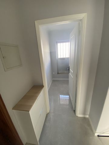 2 bedroom apartment, sunny, cozy in a small and familiar building. Equipped with everything you need for a short or long stay. In S Mamede de Infesta, 5 minutes walk from the University Campus and Hospital de S, João. Located in a small square, it ha...