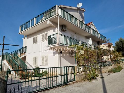 Spacious apartment house in the village of Vinišće, not far from the Marina is for sale. The house has a total gross construction area of 368 m2, and is located on a plot of land of 464 m2. It consists of 5 residential units spread over three floors:...