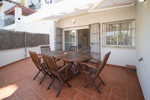 Apartment located on the ground floor of the building, with an area of 75m2. Composed of a spacious living-dining room, fully equipped kitchen and two suite-type bedrooms, one with a large double bed and the other with two beds. Two full bathrooms, o...
