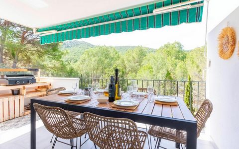 Located in Tamariu - Costa Brava, we find this wonderful apartment with beautiful views of the surrounding mountains. Its south-southwest orientation guarantees exceptional natural light as well as sun throughout the year. It is a first floor, which ...