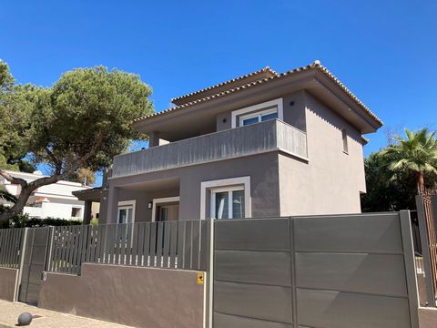 LOCATION, LOCATION, LOCATION. This Dwelling location is an absolute gift, a mere 50m from the sandy Elviria beaches, next to the most glamorous beach bars, eg. 