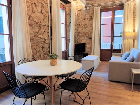 Apartment of 40 m2 recently renovated and furnished located in a historical building in the Born district. The apartment has a double bedroom with a queen size bed (160cm), living-dining room with a Smart TV, fully equipped kitchen and newly renovate...
