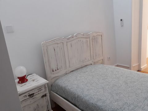 1 bedroom apartment for rent in Manteigas (Serra da Estrela). Renovated and fully furnished apartment and kitchen equipped with appliances (stove, refrigerator, microwave, toaster, washing machine) and utensils (dishes, glasses, pans, cutlery, etc.)....