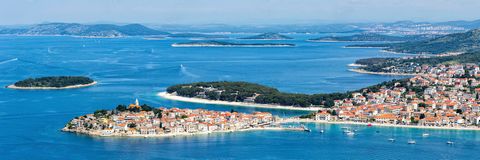 Beautiful Apartment with an open view to the sea in beautiful place of Primošten. Apartment is equipped with fast Internet, smart TV, kitchen air conditioning and parking. It is located near two big towns, Šibenik and Split, as well two international...