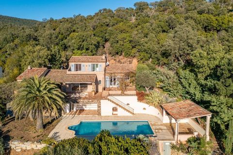 Elegant 200 m2 family villa, nestled on a sprawling green plot of 4,600 m2, in a coveted and residential neighborhood, offers absolute tranquility while majestically overlooking the bay of Cavalaire-sur-Mer. With breathtaking views of the hills, the ...