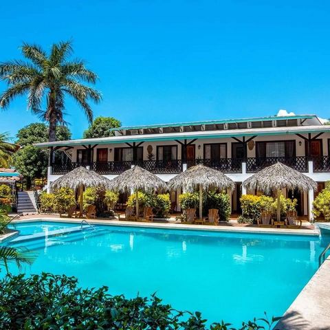 Geniet van dit voortreffelijke hotel in de buurt van de prachtige stranden van Guanacaste, waaronder Samara, Buenavista en Izquierda. De accommodatie biedt een schilderachtig uitzicht op de jungle van Guanacaste, waardoor het een idyllisch toevluchts...