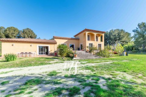 Located in a very privileged location, one of the closest addresses to the famous St Croix beach in Martigues (600m), this 230 m² villa is quiet, south facing, on a plot of 3213 m² in an natural environment. The property is made up of a main house of...