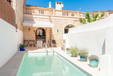 Beautifully refurbished townhouse with pool in Montuiri Village townhouse with with big terraces and views This charming townhouse sits on the outskirts of the village of Montuiri, overlooking the beautiful countryside landscape. The village is incre...