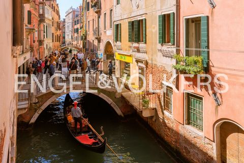 We are located in Campo San Lio, a strategic crossroads for reaching the main places of interest in Venice, such as San Marco, Santa Maria Formosa and Rialto, to name but a few. From the campo we enter a side street, the buzz totally diminishing as w...