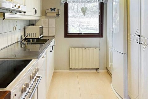 Willkommen in diesem geräumigen Ferienhaus in Svanesund, das u.a. mit seinem authentischen Badezimmer aus den 70er Jahren auch etwas Nostalgie beinhaltet. Mit seinen großzügigen Räumlichkeiten ist es eine perfekte Unterkunft für eine Familie mit bis ...