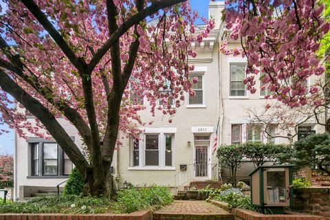 The Residence Fabulous Mount Pleasant rowhouse, the perfect blend of classic architecture and modern sensibilities. Lovely front garden with space for outdoor entertaining welcomes you to the home. Flowing floor plan with high ceilings, hardwood floo...