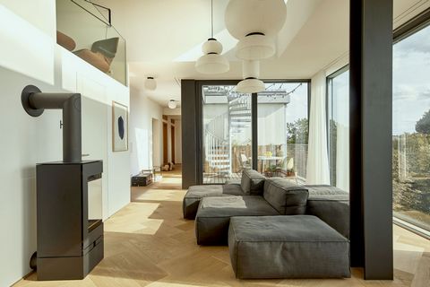 In this elegant penthouse in Berlin Kreuzberg, you will enjoy a modern design that is enriched by well thought-out ecological solutions. The interior features a high-quality Gaggenau kitchen, a private roof terrace and an inviting living room with a ...