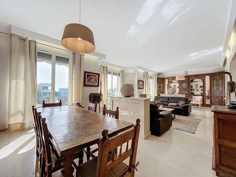 Ideally located in the heart of La Croisette, adjacent to the Grand Hotel, and 400m from the Palais des Festivals. In a very prestigious bourgeois residence, we offer you a magnificent quiet traversing apartment of 166m2. This bright apartment consis...