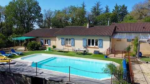 On the Causse de Saint Chels, 5 minutes from Cajarc, this large family home of 220m² living space on a plot of 5650m² with a view of the Cantal mountains will charm you with its comfort and location. Built in 1997, it benefits from an excellent energ...