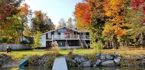 Beautiful 4 season property directly on the shore of the great Nominingue lake. It includes 3 bedrooms, kitchen, dining room and open concept living room. Wide windows offering an incredible view on the lake. Large flat lot, easily accessible and pea...