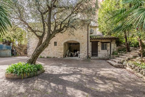 Walking distance to the historic center of the city of perfumas Grasse, with a very charming and historic finish, we find this spaciouss property, ideal for a B B, holiday rentals or a big family with the main part of the bastide as a four-bedroom ho...