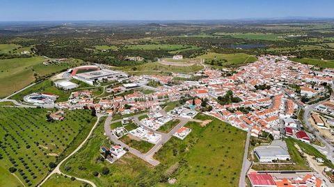 Opis Przyjdź i zbuduj dom, o którym zawsze marzyłeś w doskonałej lokalizacji! Ciesz się wspaniałymi widokami na krajobraz Alentejo, zaledwie 1 godzinę jazdy od Lizbony i 15 minut od Évory; Arraiolos to urocza wioska, która oferuje jakość życia: przyr...